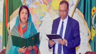 শপথ নিলেন মোকাব্বির খান