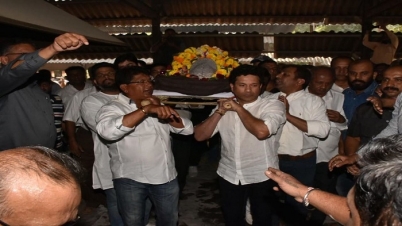 আচরেকারকে শেষ শ্রদ্ধা জানালেন টেন্ডুলকার