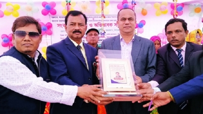 শ্রেষ্ঠ কলেজ অধ্যক্ষ শাহজাহান আলম সাজু’কে সংবর্ধনা