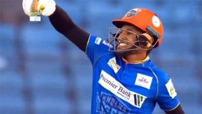 বিফলে গেল মুশফিকের দানবীয় ব্যাটিং