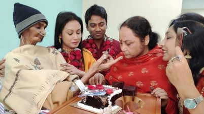 বাবার শেষ ইচ্ছা পূরণে হাসপাতালেই বিয়ে (ভিডিও)