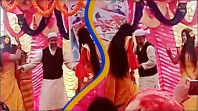 ভাষার মাসে হিন্দি গানে ছাত্রীদের সঙ্গে নেচে ভাইরাল অধ্যক্ষ(ভিডিও)