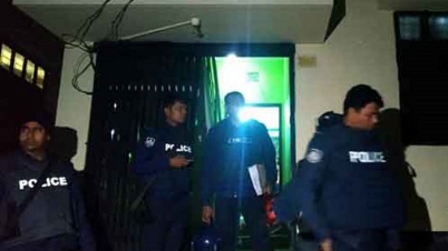 আশুলিয়ায় সেই বাড়ি থেকে নারী ‘জঙ্গি’ আটক আশুলিয়ায় সেই বাড়ি থেকে নারী ‘জঙ্গি’ আটক