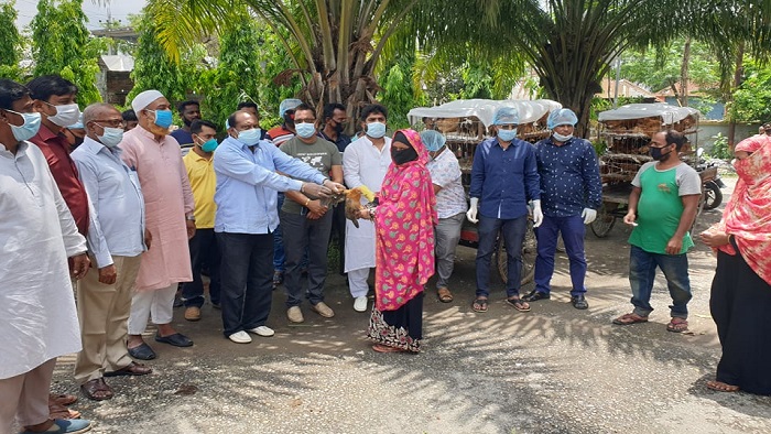 বগুড়ার শাজাহানপুরে কর্মহীনদের মাঝে মুরগি বিতরণ করেন প্রধান অতিথি জেলা আওয়ামীলীগের সভাপতি মজিবর রহমান মজনু।