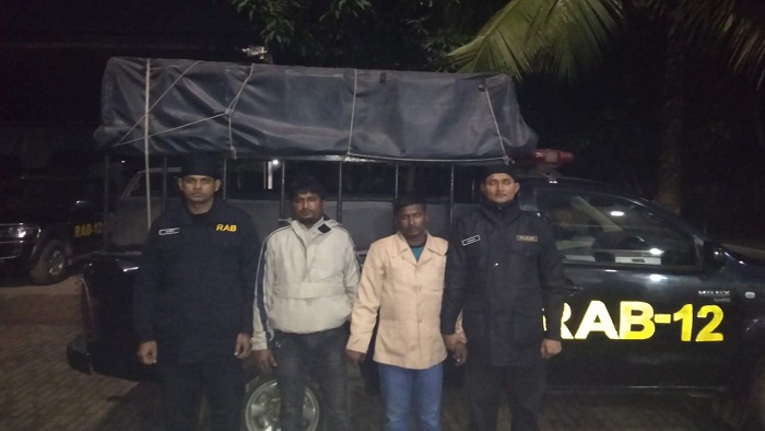 বগুড়ার শিবগঞ্জের মোকামতলা এলাকা থেকে আটককৃত দুই মাদক ব্যবসায়ি। ছবি লাইফটিভি২৪.কম