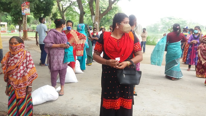 বগুড়ায় ৫০ জন হিজড়াকে এক মাসের খাদ্য সহায়তা দিলেন সাংসদ জিএম সিরাজ। ছবিটি আজ (শনিবার) সকাল সরকারী আজিজুল হক কলেজ ক্যাম্পাস থেকে তোলা।