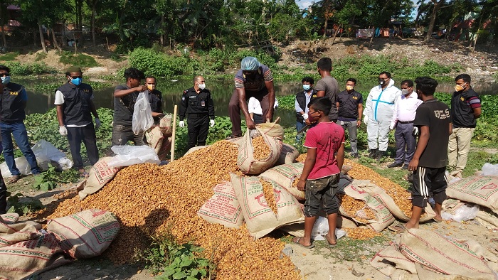 বগুড়ার কাহালু উপজেলার মুরইল এলাকার নিউ আফরিন কোল্ড স্টোরেজ থেকে র্যাব অভিযান চালিয়ে ৬০ বস্তা ভেজাল খেজুর জব্দ করে। পরে করতোয়া নদীতে ফেলে দেয়া হয়। বগুড়ার কাহালু উপজেলার মুরইল এলাকার নিউ আফরিন কোল্ড স্টোরেজ থেকে র্যাব অভিযান চালিয়ে ৬০ বস্তা ভেজাল খেজুর জব্দ করে। পরে করতোয়া নদীতে ফেলে দেয়া হয়।