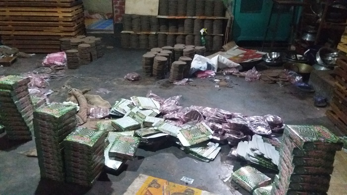 বগুড়া শহরের ফুলবাড়ী আবাসিক এলাকায় কয়েল কারখানায় ভ্রাম্যমান আদালতের অভিযান। বগুড়া শহরের ফুলবাড়ী আবাসিক এলাকায় কয়েল কারখানায় ভ্রাম্যমান আদালতের অভিযান।