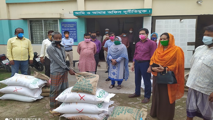 বগুড়ার নন্দীগ্রাম উপজেলায় প্রান্তিক কৃষকদের মাঝে কৃষি প্রণোদনার সামগ্রী বিতরণ করেন উপজেলা নির্বাহী অফিসার শারমিন আখতার।