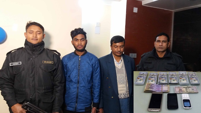 ইউএস ডলারসহ আটক ফরিদুল ইসলাম ও কার্তিক সরকার। ছবি লাইফটিভি২৪.কম