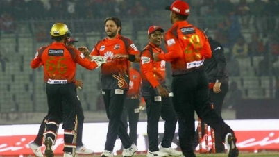 চিটাগংকে হারিয়ে শীর্ষে কুমিল্লা