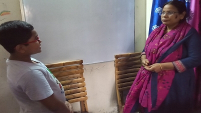 মা চুপ করতো, তুমি কি ইংরেজি পার?