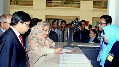 ১০ টাকার টিকিট কেটে চোখ দেখালেন প্রধানমন্ত্রী ১০ টাকার টিকিট কেটে চোখ দেখালেন প্রধানমন্ত্রী