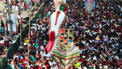  মঙ্গল শোভাযাত্রায় মানুষের ঢল