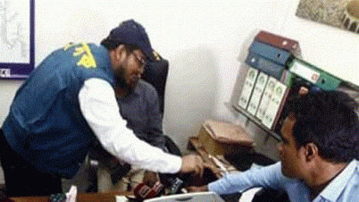 কমলাপুর অনলাইন সার্ভারে দুদকের অভিযান কমলাপুর অনলাইন সার্ভারে দুদকের অভিযান