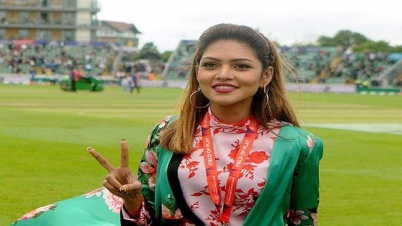 বিশ্বকাপের খেলার মাঠে উড়ছেন পিয়া