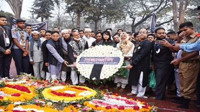 শহীদ মিনারে মানুষের ঢল