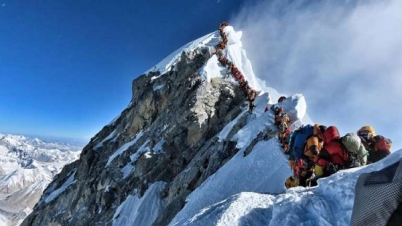 এভারেস্টে পর্বতারোহীদের লম্বা লাইন