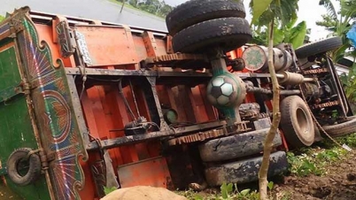 কুমিল্লায় ট্রাক উল্টে ১৩ শ্রমিক নিহত