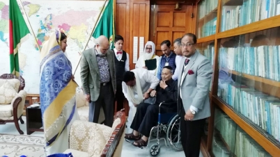 সংসদে হুইল চেয়ারে এসে শপথ নিলেন এরশাদ