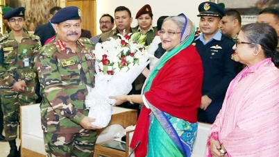 ফুলেল শুভেচ্ছায় সিক্ত প্রধানমন্ত্রী