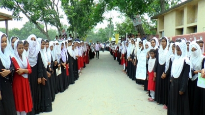 পাবনায় স্কুলছাত্রী ধর্ষণের প্রতিবাদে মানববন্ধন