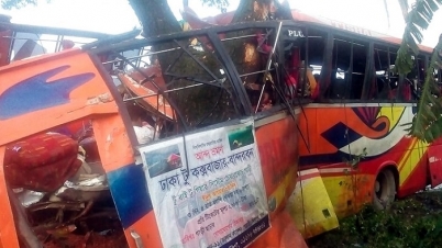 বাসের ধাক্কা গাছে, ফেনীতে ঝরলো ৮ প্রাণ বাসের ধাক্কা গাছে, ফেনীতে ঝরলো ৮ প্রাণ