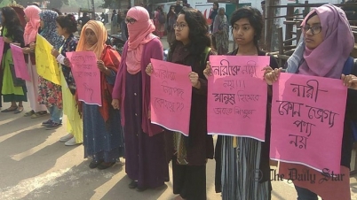 ধর্ষকের ফাঁসির দাবিতে ঢাবিতে বিক্ষোভ