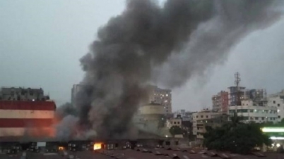 রাজধানী মার্কেটে ভয়াবহ আগুন, নিয়ন্ত্রণে দমকলের ২৫ ইউনিট রাজধানী মার্কেটে ভয়াবহ আগুন, নিয়ন্ত্রণে দমকলের ২৫ ইউনিট