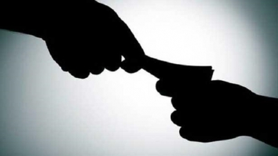 ঘুষের টাকাসহ হাতেনাতে ধরা সিভিল এভিয়েশন কর্মকর্তা ঘুষের টাকাসহ হাতেনাতে ধরা সিভিল এভিয়েশন কর্মকর্তা