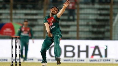 আমিনুলের হাতে পড়েছে তিনটি সেলাই