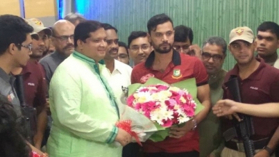 শিরোপা নিয়ে দেশে ফিরেছেন মাশরাফি