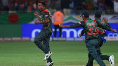 ভারতের বিপক্ষে বোলিং করছে বাংলাদেশ