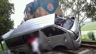 সিরাজগঞ্জে মাইক্রোবাসে ট্রেনের ধাক্কা, বর-কনেসহ নিহত ৯ সিরাজগঞ্জে মাইক্রোবাসে ট্রেনের ধাক্কা, বর-কনেসহ নিহত ৯