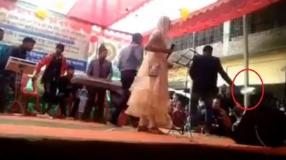 বঙ্গবন্ধুকে নিয়ে গান পরিবেশন করায় ছাত্রীর বই ফেলে দিলেন এমপির লোক বঙ্গবন্ধুকে নিয়ে গান পরিবেশন করায় ছাত্রীর বই ফেলে দিলেন এমপির লোক