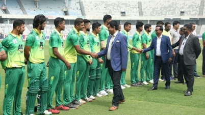 ক্রিকেটারদের হাত মেলাতে মানা করল বিসিবি