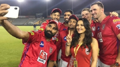 হ্যাটট্রিকম্যান কারেনের সঙ্গে প্রীতির নাচ ভাইরাল