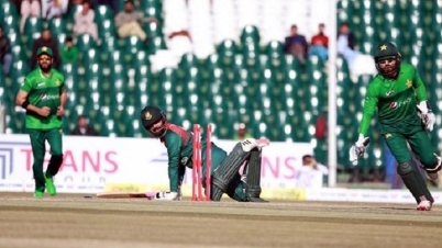 শেষ ওভারে বাংলাদেশকে হারাল পাকিস্তান