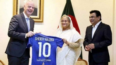 শেখ হাসিনার জার্সি নম্বর ১০!