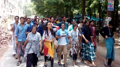 গরমে প্যান্টের ওপর লুঙ্গি পরে রাবি শিক্ষার্থীদের মিছিল