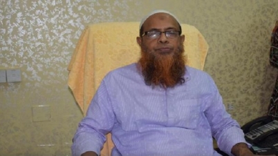 অধ্যক্ষকে পুকুরে ফেলে দিলেন ছাত্রলীগ কর্মীরা (ভিডিও)
