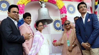 ইডেনে ঘন্টা বাজিয়ে গোলাপী টেস্ট উদ্বোধন করলেন হাসিনা-মমতা (ভিডিও)