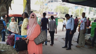 দুর্ভোগে যাত্রীরা