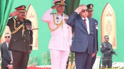 কুচকাওয়াজে সালাম গ্রহণ করলেন রাষ্ট্রপতি