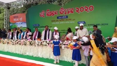 নতুন বইয়ের উৎসবে মাতলো খুদে শিক্ষার্থীরা