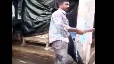 মেয়েদের সামনে প্রকাশ্যে পিতাকে উলঙ্গ করে পেটালেন তিনি (ভিডিও) মেয়েদের সামনে প্রকাশ্যে পিতাকে উলঙ্গ করে পেটালেন তিনি (ভিডিও)