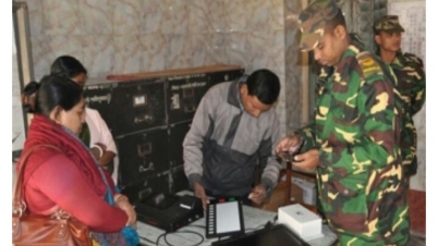 খুলনা-২ আসনে চলছে পরীক্ষামূলক ইভিএম মেশিনে ভোট