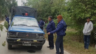 গাছ ফেলে পুলিশের গাড়িতে হামলা