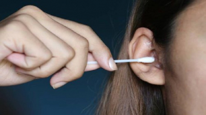 কানের ময়লা পরিষ্কারে খোঁচাখুঁচি করলেই বিপদ, যা করবেন কানের ময়লা পরিষ্কারে খোঁচাখুঁচি করলেই বিপদ, যা করবেন