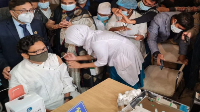 টিকা নিলেন পলক টিকা নিলেন পলক